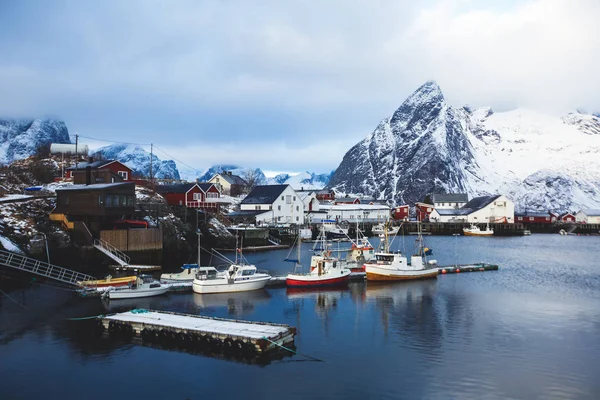 Reine 노르웨이 Lofoten 스카이 Moskenesoya Nordlan로 유명한 어촌의 — 스톡 사진