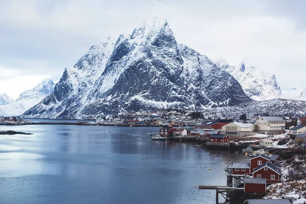 Reine 노르웨이 Lofoten 스카이 Moskenesoya Nordlan로 유명한 어촌의 — 스톡 사진