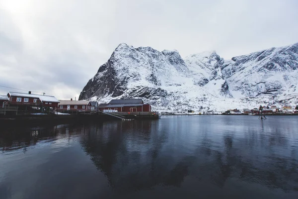 スカイライン 赤釣り小屋 Moskenesoya Nordlan で有名な漁村で レーヌ ノルウェーのロフォーテン諸島の美しい超広角冬雪に覆われた景色 — ストック写真