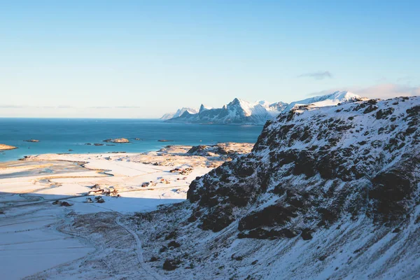 景观在挪威北部 罗弗敦群岛 Nordland 在途中赖坦山和 Kvalvika 与一群徒步旅行者 和山周围 晴朗的冬天天 — 图库照片