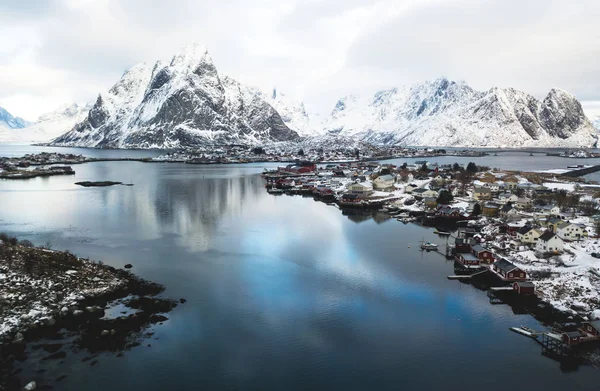 美丽的冬雪广角夏季鸟瞰的瑞尼 罗弗敦群岛 与地平线 著名渔村与红色钓鱼小屋 Moskenesoya Nordland 从德龙拍摄 — 图库照片