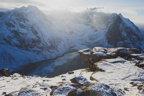 景观在挪威北部 罗弗敦群岛 Nordland 在途中赖坦山和 Kvalvika 与一群徒步旅行者 和山周围 晴朗的冬天天 — 图库照片