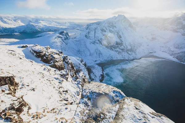 景观在挪威北部 罗弗敦群岛 Nordland 在途中赖坦山和 Kvalvika 与一群徒步旅行者 和山周围 晴朗的冬天天 — 图库照片