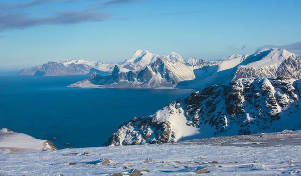 景观在挪威北部 罗弗敦群岛 Nordland 在途中赖坦山和 Kvalvika 与一群徒步旅行者 和山周围 晴朗的冬天天 — 图库照片