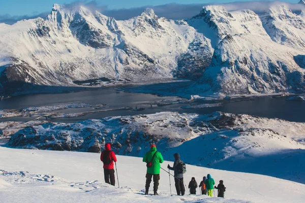 景观在挪威北部 罗弗敦群岛 Nordland 在途中赖坦山和 Kvalvika 与一群徒步旅行者 和山周围 晴朗的冬天天 — 图库照片