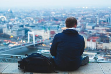 Beautuful süper geniş açı havadan görünümü Budapeşte, Macaristan, Tuna Nehri ve şehrin ötesinde gözlem noktası, Gellert Hil üzerinden görüldü