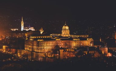 Budapeşte, Macaristan 'daki Macar krallarının tarihi şato ve saray kompleksi Buda Kalesi' nin gece manzarası