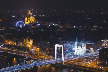 Beautuful süper geniş açı hava gece manzarası Budapeşte, Macaristan, Tuna Nehri, Parlamento Binası ve şehrin ötesinde gözlem noktası, Gellert Hil üzerinden görülen sahne ile