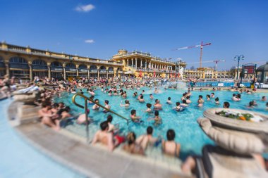 Budapeşte Spa Szechenyi Termal banyo spa yüzme havuzu yaz gün peopl bir kalabalık ile mavi gökyüzü ile