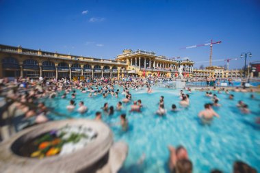 Budapeşte Spa Szechenyi Termal banyo spa yüzme havuzu yaz gün peopl bir kalabalık ile mavi gökyüzü ile