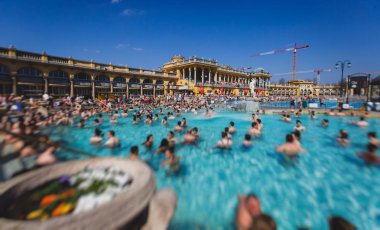 Budapeşte Spa Szechenyi Termal banyo spa yüzme havuzu yaz gün peopl bir kalabalık ile mavi gökyüzü ile