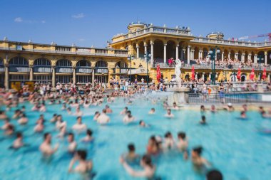 Budapeşte Spa Szechenyi Termal banyo spa yüzme havuzu yaz gün peopl bir kalabalık ile mavi gökyüzü ile
