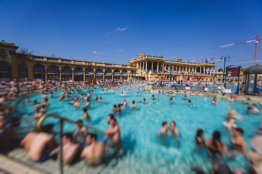 Budapeşte Spa Szechenyi Termal banyo spa yüzme havuzu yaz gün peopl bir kalabalık ile mavi gökyüzü ile