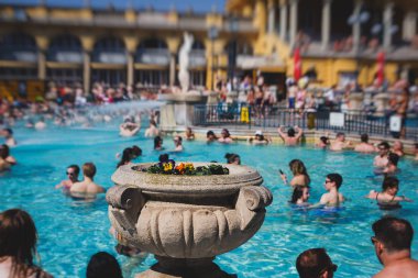 Budapeşte Spa Szechenyi Termal banyo spa yüzme havuzu yaz gün peopl bir kalabalık ile mavi gökyüzü ile