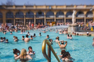Budapeşte Spa Szechenyi Termal banyo spa yüzme havuzu yaz gün peopl bir kalabalık ile mavi gökyüzü ile