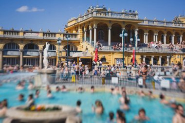 Budapeşte Spa Szechenyi Termal banyo spa yüzme havuzu yaz gün peopl bir kalabalık ile mavi gökyüzü ile