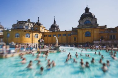 Budapeşte Spa Szechenyi Termal banyo spa yüzme havuzu yaz gün peopl bir kalabalık ile mavi gökyüzü ile