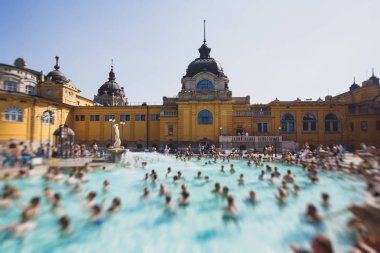 Budapeşte Spa Szechenyi Termal banyo spa yüzme havuzu yaz gün peopl bir kalabalık ile mavi gökyüzü ile