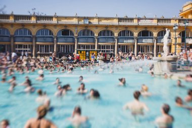Budapeşte Spa Szechenyi Termal banyo spa yüzme havuzu yaz gün peopl bir kalabalık ile mavi gökyüzü ile