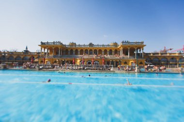 Budapeşte Spa Szechenyi Termal banyo spa yüzme havuzu yaz gün peopl bir kalabalık ile mavi gökyüzü ile