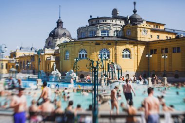 Budapeşte Spa Szechenyi Termal banyo spa yüzme havuzu yaz gün peopl bir kalabalık ile mavi gökyüzü ile