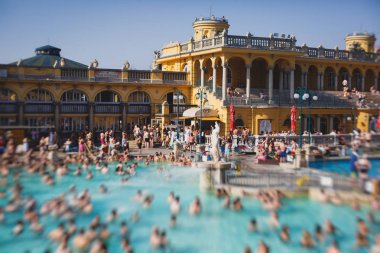 Budapeşte Spa Szechenyi Termal banyo spa yüzme havuzu yaz gün peopl bir kalabalık ile mavi gökyüzü ile
