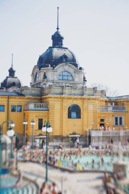 Budapeşte Spa Szechenyi Termal banyo spa yüzme havuzu yaz gün peopl bir kalabalık ile mavi gökyüzü ile