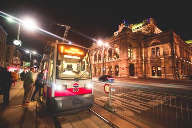 Viyana Devlet Operası bina cephe dış görünümünü gece Avusturya