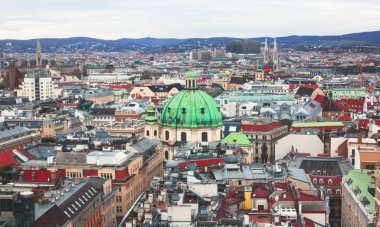 Viyana, Avusturya, eski şehrin tarihi merkezi ve şehrin ötesinde güzel süper geniş açı hava görünümünü Saint Stephens'ın Cathedra gözlem güverteden vurdu