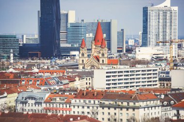 Dönme dolap Prater par üzerinden Viyana, Avusturya, eski şehrin tarihi merkezi ve şehrin ötesinde havadan görünümü güzel süper geniş açı çekim