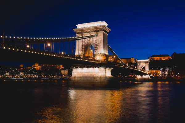 Nattvisning Berömda Budapest Szechenyi Kedjebron Hängbro Som Sträcker Sig Över — Stockfoto