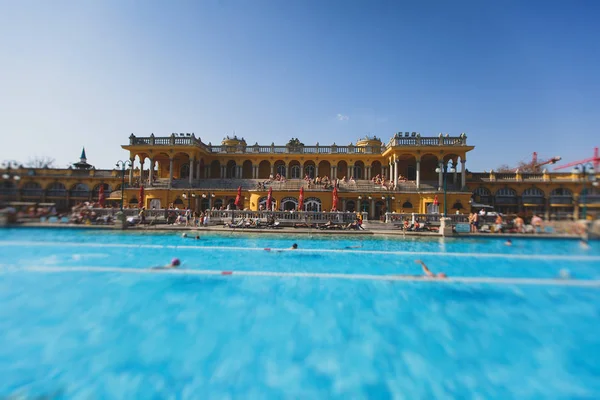 Budapeşte Spa Szechenyi Termal banyo spa yüzme havuzu yaz gün peopl bir kalabalık ile mavi gökyüzü ile
