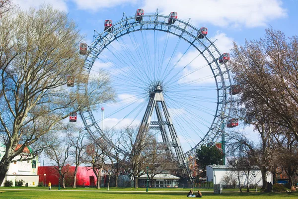 Pemandangan Prater Ferris Wheel Wina Austria Antara Pohon Hijau Musim — Stok Foto