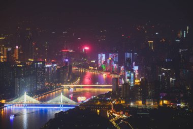 Guangzhou Zhujiang Yeni şehir finans bölgesine, Guangdong, Çin manzarası ve şehrin ötesinde Kanton Kulesi gözlem güverteden gördüm güzel geniş açı gece havadan görünümü