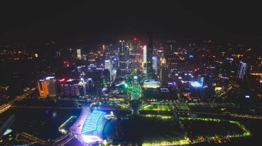 Guangzhou Zhujiang Yeni şehir finans bölgesine, Guangdong, Çin manzarası ve şehrin ötesinde Kanton Kulesi gözlem güverteden gördüm güzel geniş açı gece havadan görünümü