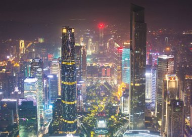 Guangzhou Zhujiang Yeni şehir finans bölgesine, Guangdong, Çin manzarası ve şehrin ötesinde Kanton Kulesi gözlem güverteden gördüm güzel geniş açı gece havadan görünümü