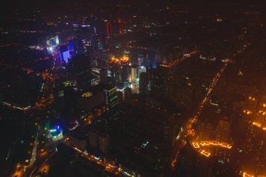 Shanghai, Çin güzel süper geniş açı gece hava görünümünü Pudong bölgesi, Tv Kulesi, Bund ve Şangay Dünya Finans Cente gözlem güverteden görülen sahne şehrin ötesinde