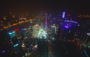 Shanghai, Çin güzel süper geniş açı gece hava görünümünü Pudong bölgesi, Tv Kulesi, Bund ve Şangay Dünya Finans Cente gözlem güverteden görülen sahne şehrin ötesinde