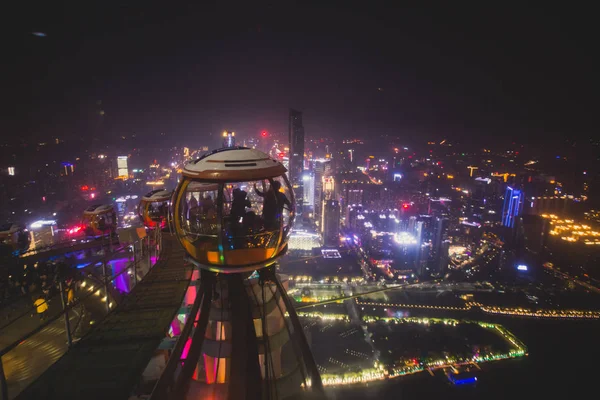 美丽的广角夜景鸟瞰广州珠江新城金融区 中国的天际线和风光超越城市 从广州塔观察甲板上看到 — 图库照片