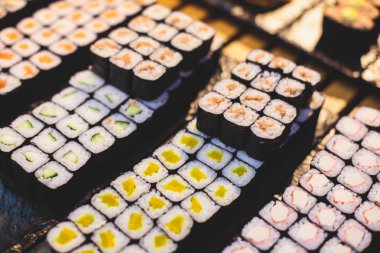 Yemek ziyafet tablo farklı suşi rulo ve nigiri suşi plaka bir ürün yelpazesine sahip bir parçası ile dekore edilmiş