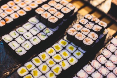 Yemek ziyafet tablo farklı suşi rulo ve nigiri suşi plaka bir ürün yelpazesine sahip bir parçası ile dekore edilmiş