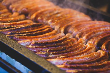 Kızarmış sosis, hot dog Budapeşte, Macaristan, Avrupa sokak sokak gıda açık piyasa ahır üzerinde yemek pişmiş