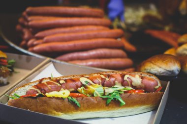 Kızarmış sosis, hot dog Budapeşte, Macaristan, Avrupa sokak sokak gıda açık piyasa ahır üzerinde yemek pişmiş