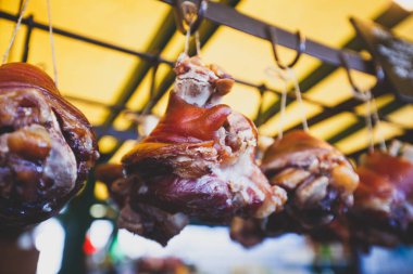 Kavrulmuş domuz knuckle eisbein gevrek domuz etinin semt pazarı, Budapeşte, Hungar