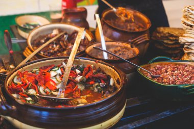 Farklı geleneksel Macarca sokak gıda tezgahları, Budapeşte, Macaristan, bahar ve Paskalya Marke sokaklarında birinde çeşitler çeşitli