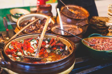 Farklı geleneksel Macarca sokak gıda tezgahları, Budapeşte, Macaristan, bahar ve Paskalya Marke sokaklarında birinde çeşitler çeşitli