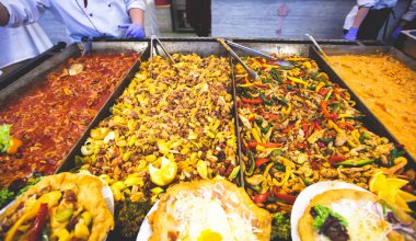 Farklı geleneksel Macarca sokak gıda tezgahları, Budapeşte, Macaristan, bahar ve Paskalya Marke sokaklarında birinde çeşitler çeşitli