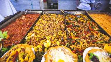 Farklı geleneksel Macarca sokak gıda tezgahları, Budapeşte, Macaristan, bahar ve Paskalya Marke sokaklarında birinde çeşitler çeşitli