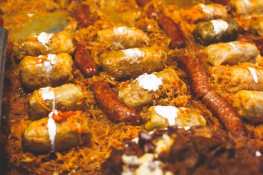 Farklı geleneksel Macarca sokak gıda tezgahları, Budapeşte, Macaristan, bahar ve Paskalya Marke sokaklarında birinde çeşitler çeşitli