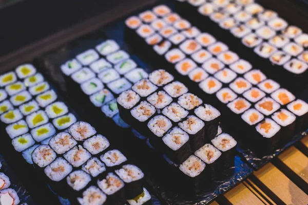 Mesa Banquete Catering Decorada Con Diferentes Rollos Sushi Surtido Platos —  Fotos de Stock